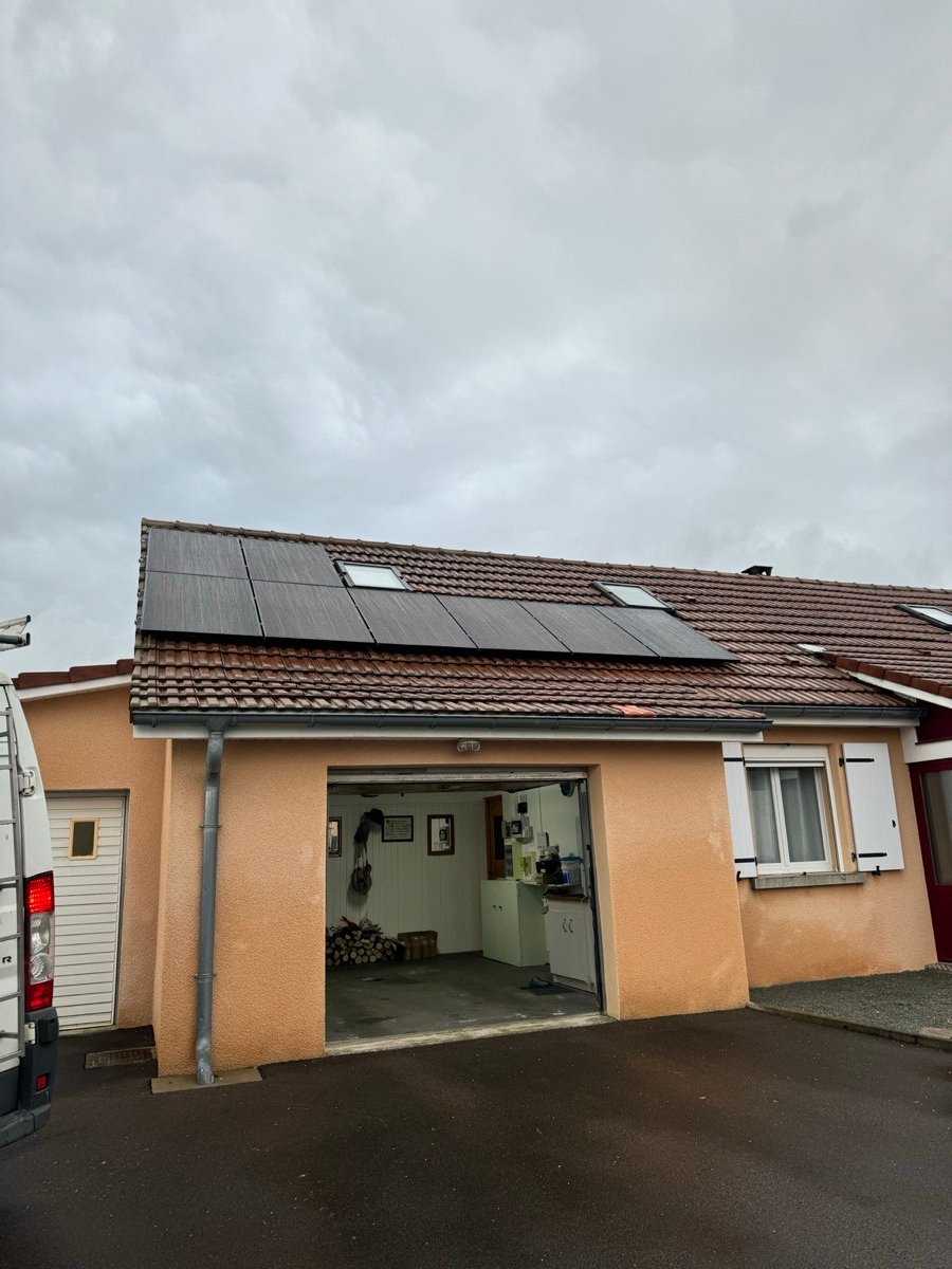 Réalisation SLG ENR : rangée de panneaux photovoltaïques sur toiture d’une maison individuelle