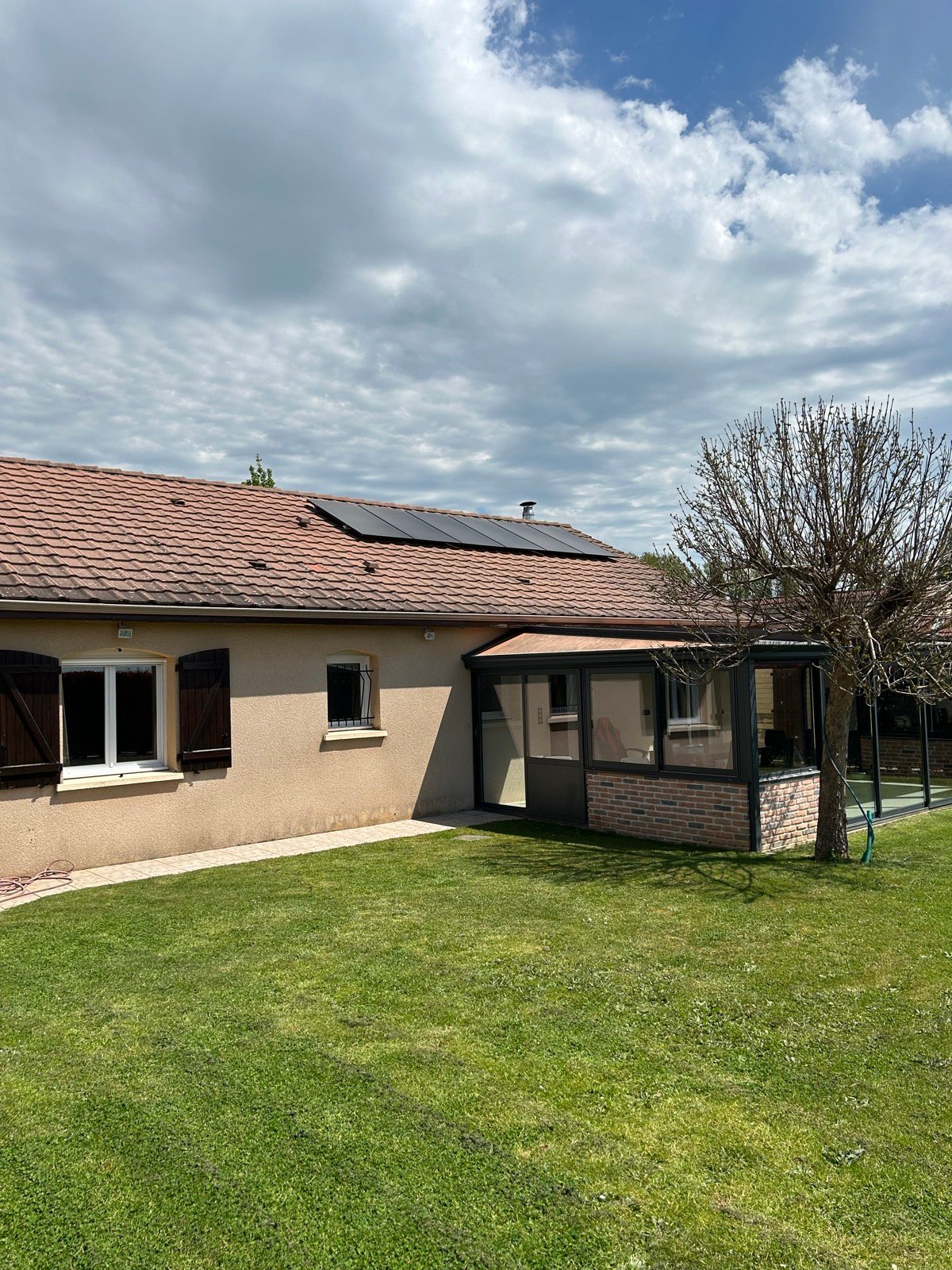Installation photovoltaïque réalisée par SLG RESEAU ENR dans la Loire — chantier 9