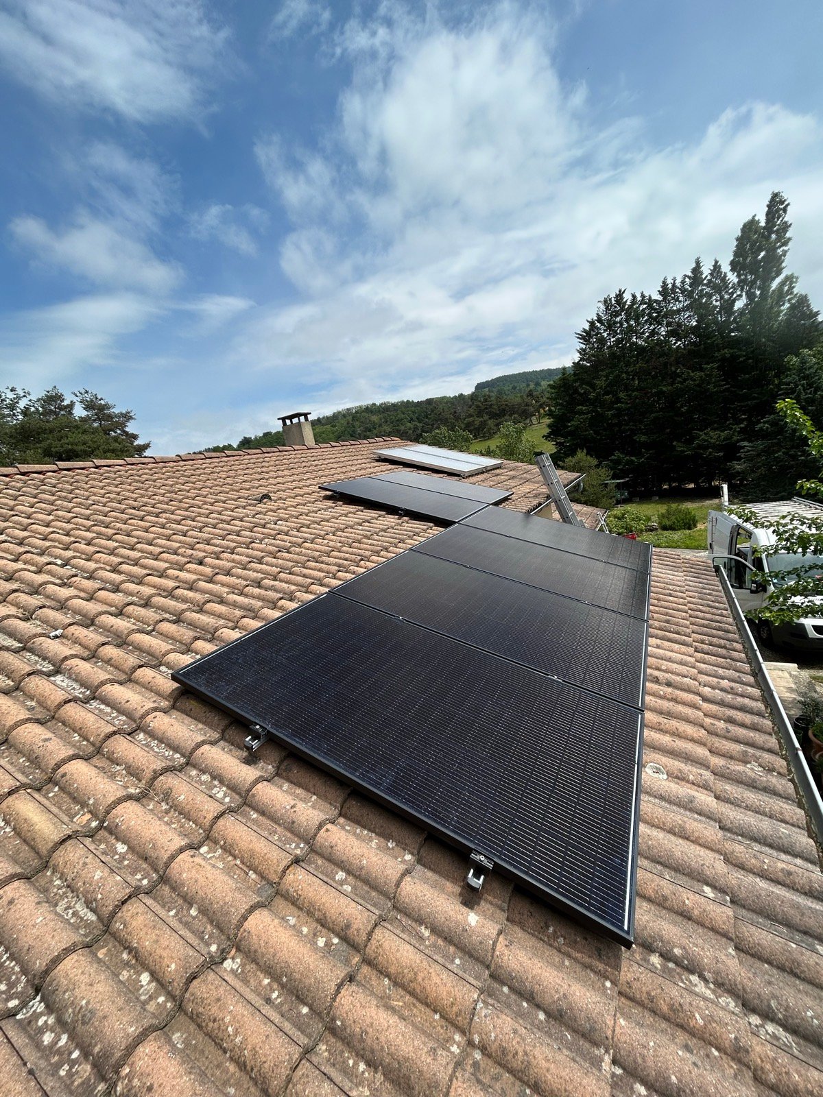Installation photovoltaïque réalisée par SLG RESEAU ENR dans la Loire — chantier 11